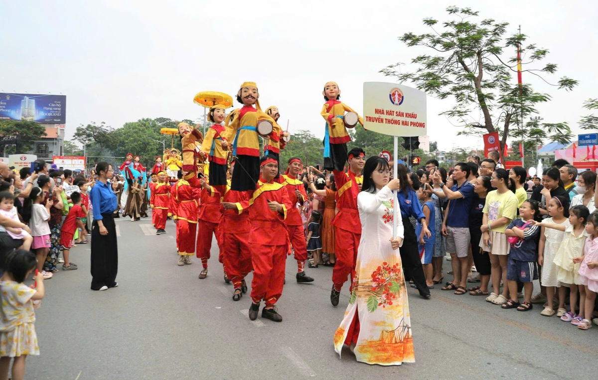 Chuỗi nghệ thuật tại khu vực trung tâm thành phố Hải Phòng sôi động trong tuần lễ Lễ hội Hoa Phượng Đỏ 2026.