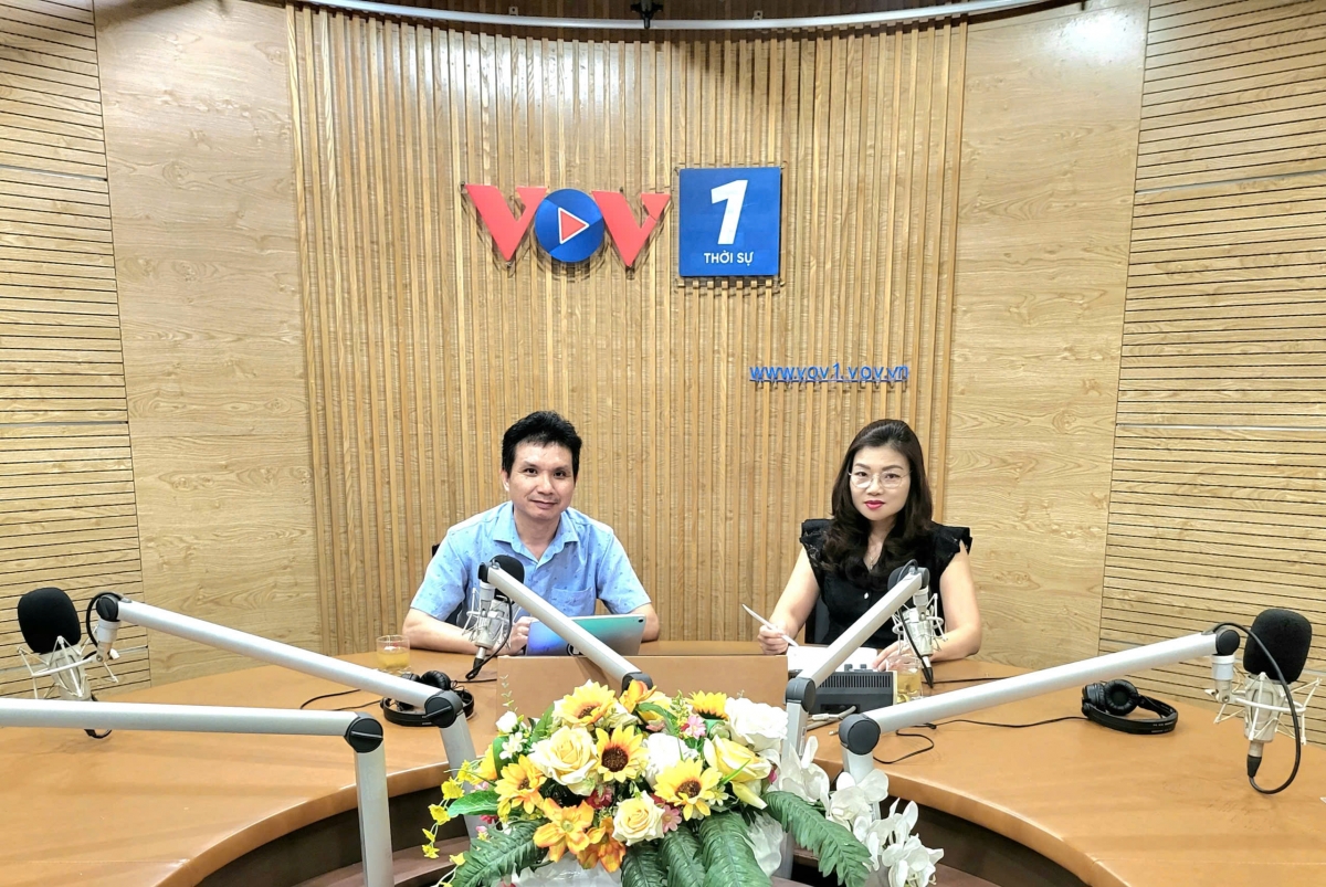 MC Nguyên Long và Chuyên gia năng lượng Hà Đăng Sơn tại phòng phát thanh trực tiếp của VOV1