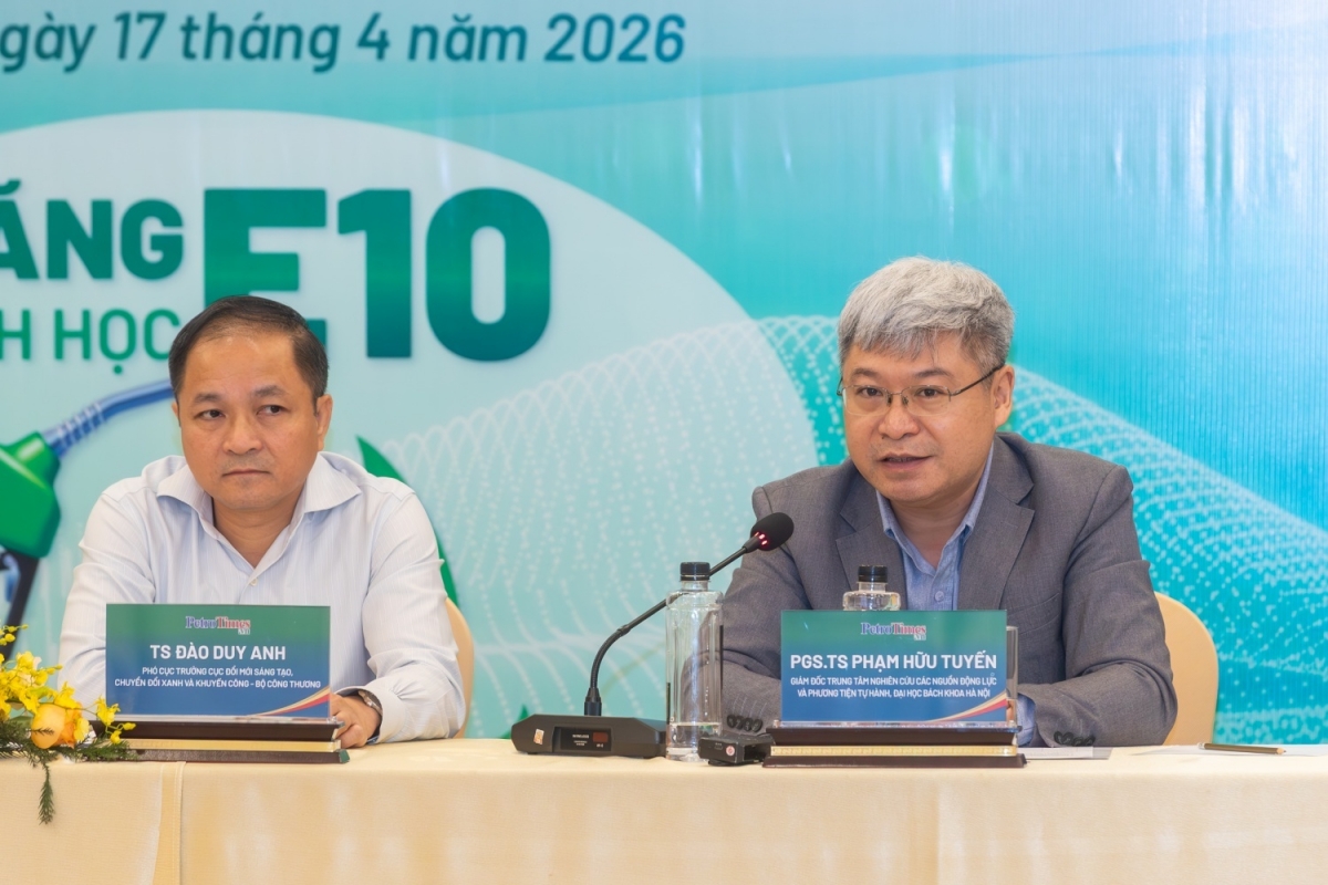 Ông Đào Duy Anh - Phó Cục trưởng, Cục Đổi mới sáng tạo, Chuyển đổi xanh và Khuyến công, Bộ Công Thương và PGS.TS Phạm Hữu Tuyến, Giám đốc Trung tâm Nghiên cứu các nguồn động lực và phương tiện tự hành (Đại học Bách khoa Hà Nội) tại buổi toạ đàm về lợi ích của xăng sinh học E10, ngày 17/4/2026 .