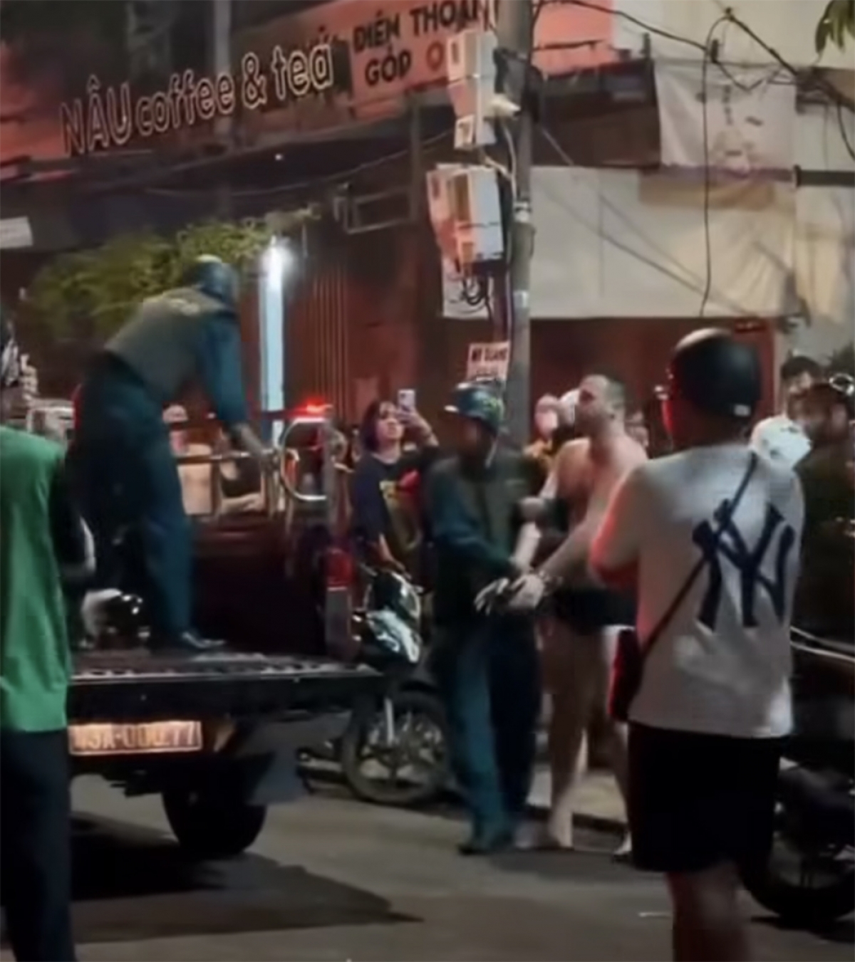 Cơ quan chức năng khống chế người đàn ông (hình ảnh cắt từ clip)