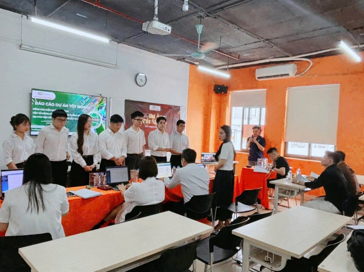 Công ty Cổ phần Truyền thông và Giải trí Đất Việt dự buổi tốt nghiệp của ngành sale.