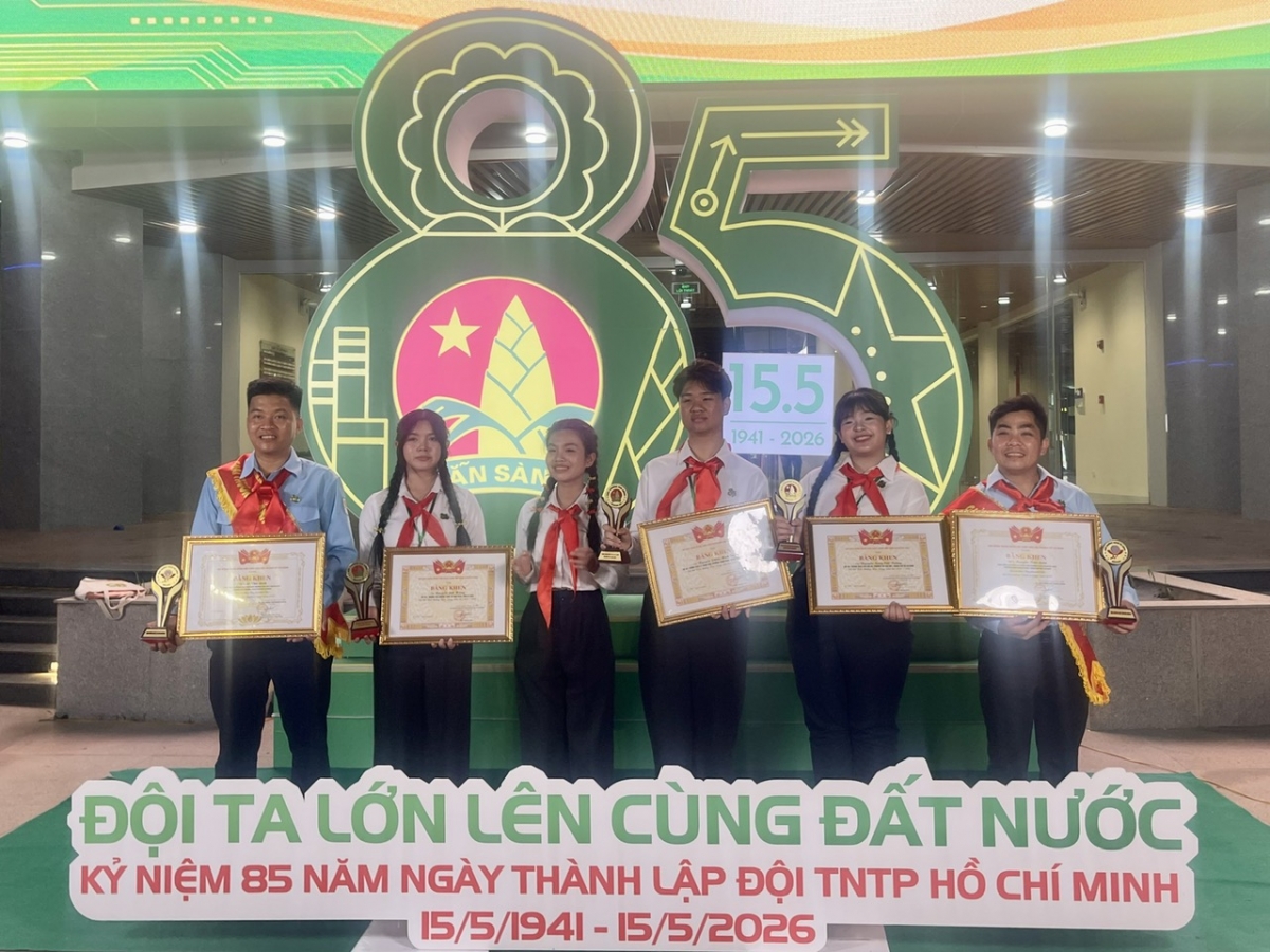 Em Nguyễn Song Cát Tường, lớp 9, Trường THCS Chu Văn An và các bạn nhận Giải thưởng Kim Đồng năm học 2025-2026