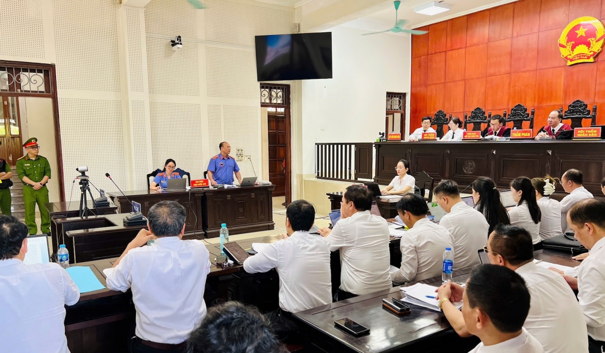 Đại diện Viện kiểm sát nhân dân tỉnh Quảng Ninh làm rõ những vấn đề các luật sư tranh tụng và giữ nguyên quan điểm luận tội.