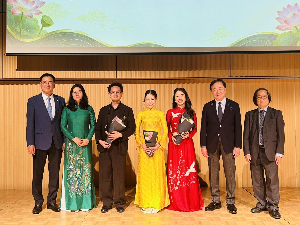 Đại sứ Phạm Quang Hiệu và Phu nhân (thứ 2 bên trái) tặng hoa các đại biểu. Ảnh VOV Tokyo.
