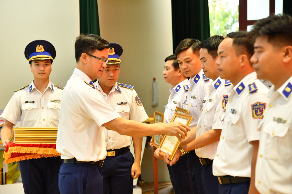 Đại tá Cao Xuân Quận - Phó Chính ủy Vùng - Phó trưởng ban Tổ chức Hội thi trao giải cho các thí sinh