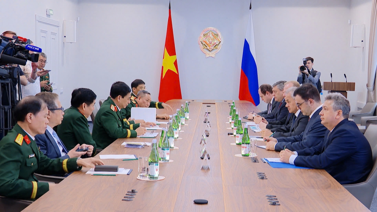 Đại tướng Phan Văn Giang, Ủy viên Bộ Chính trị, Phó thủ tướng Chính phủ, Bộ trưởng Bộ Quốc phòng và đoàn đại biểu cấp cao Bộ Quốc phòng Việt Nam tại buổi hội kiến Đại tướng Sergei Shoigu,