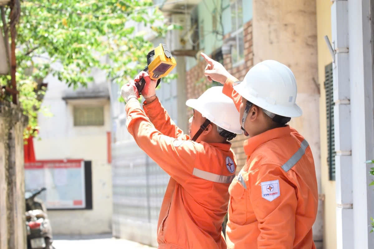 Ngày 25/5/2026, công suất phụ tải của Thủ đô ghi nhận đạt 6.203MW lúc 21h30; sản lượng điện tiêu thụ tăng vọt lên mức 125 triệu 873 nghìn kWh. Đây là những mức cao chưa từng ghi nhận trước đây, cho thấy áp lực phụ tải điện Thủ đô đang tăng rất mạnh trong cao điểm nắng nóng.