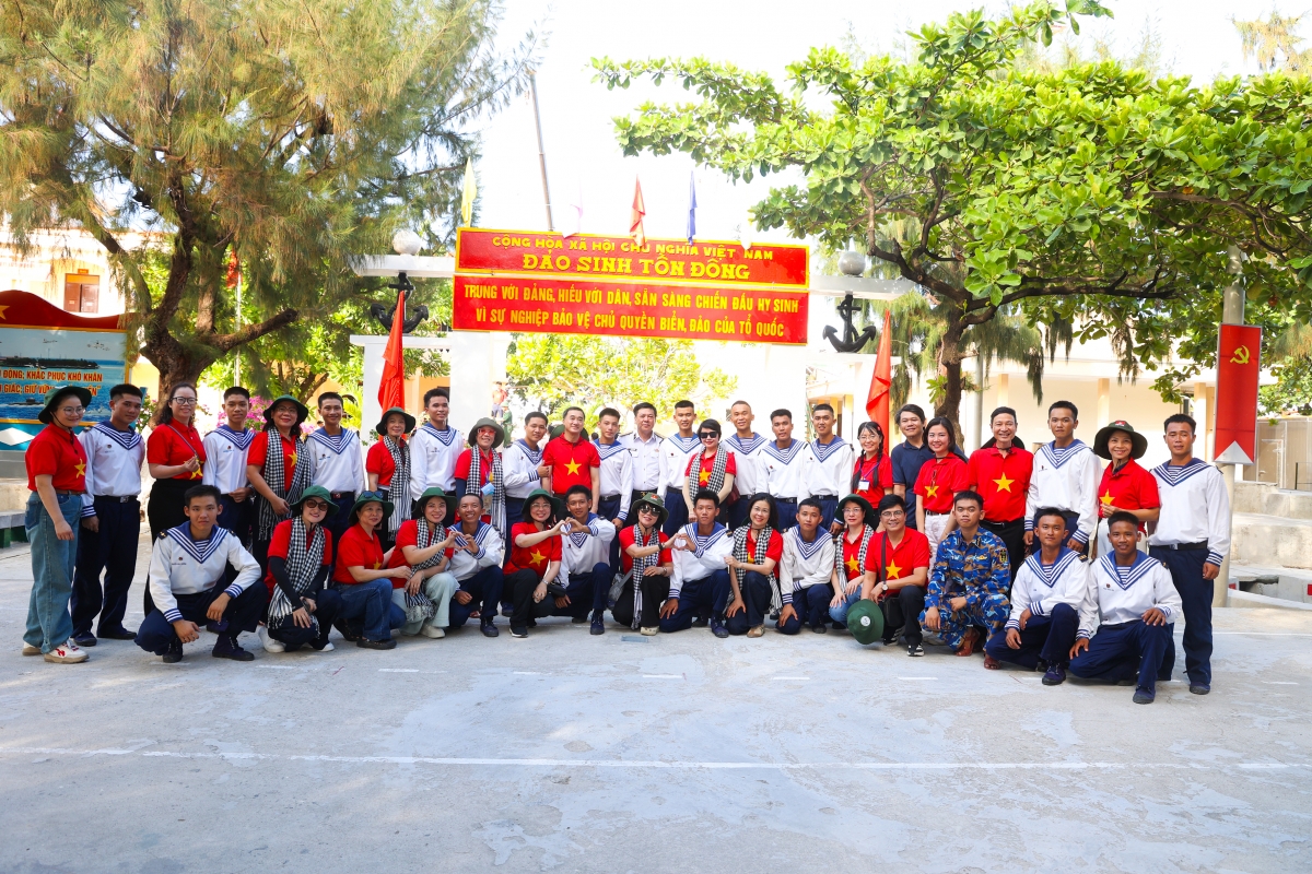 Đoàn Công tác Bộ Y tế chụp ảnh lưu niệm tại Đảo Sinh Tồn Đông.