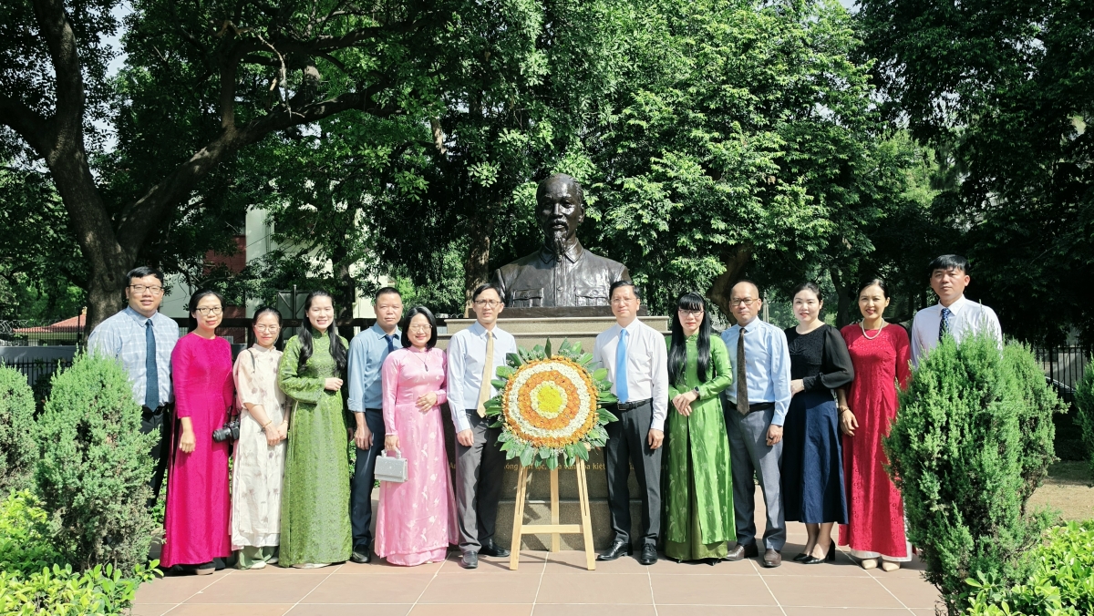 Đoàn Đại sứ quán Việt Nam tại Ấn Độ dâng hoa
