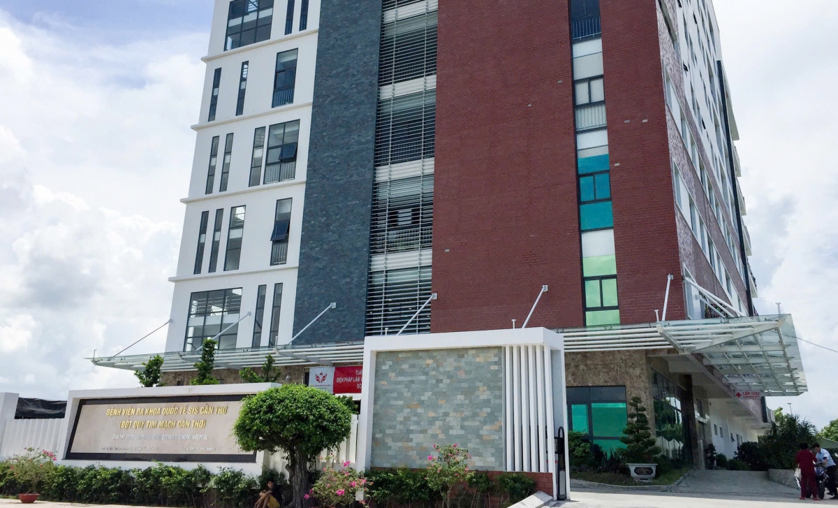 Đoàn kiểm tra yêu cầu Bệnh viện S.I.S Cần Thơ thực hiện nghiêm các quy định về bảo vệ môi trường (ảnh công an Cần Thơ)