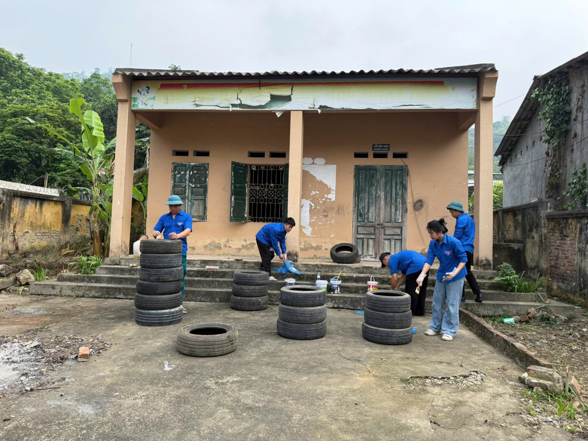 Đoàn viên, thanh niên xã Cẩm Giàng chung tay cải tạo khu vui chơi, tạo không gian sinh hoạt an toàn cho thiếu nhi.