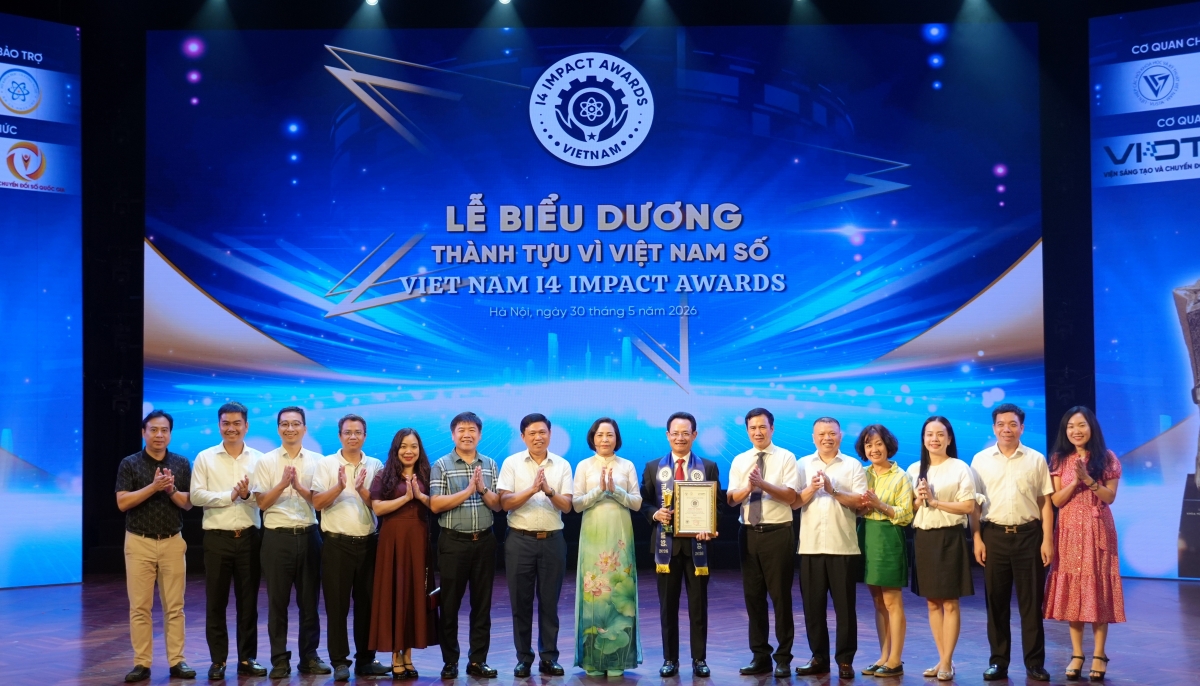 Đoàn EVNNPC chụp hình lưu niệm cùng với bà Nguyễn Thị Thanh, Ủy viên Trung ương Đảng, Phó Chủ tịch Quốc hội khóa XVI