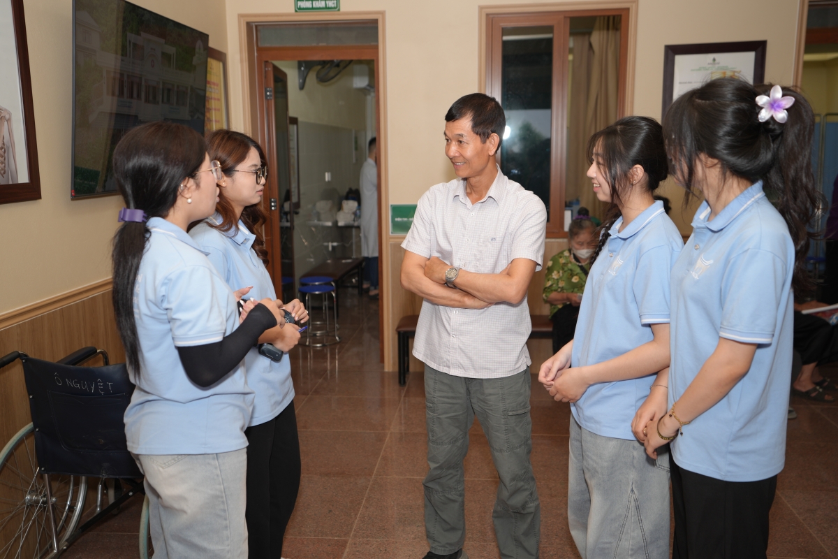 Thầy và trò Trường Quản trị và Kinh doanh (HSB), Đại học Quốc gia Hà Nội cùng chung tay chăm sóc sức khỏe người có công và gia đình chính sách