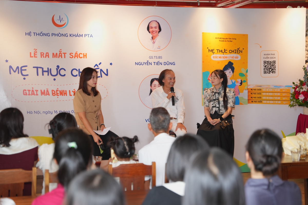 2 tác giả GS.TS.BS Nguyễn Tiến Dũng (ngồi giữa) và ThS.BS Vũ Thị Mai (ngoài cùng bên phải) giao lưu cùng bạn đọc tại Lễ ra mắt cuốn sách
