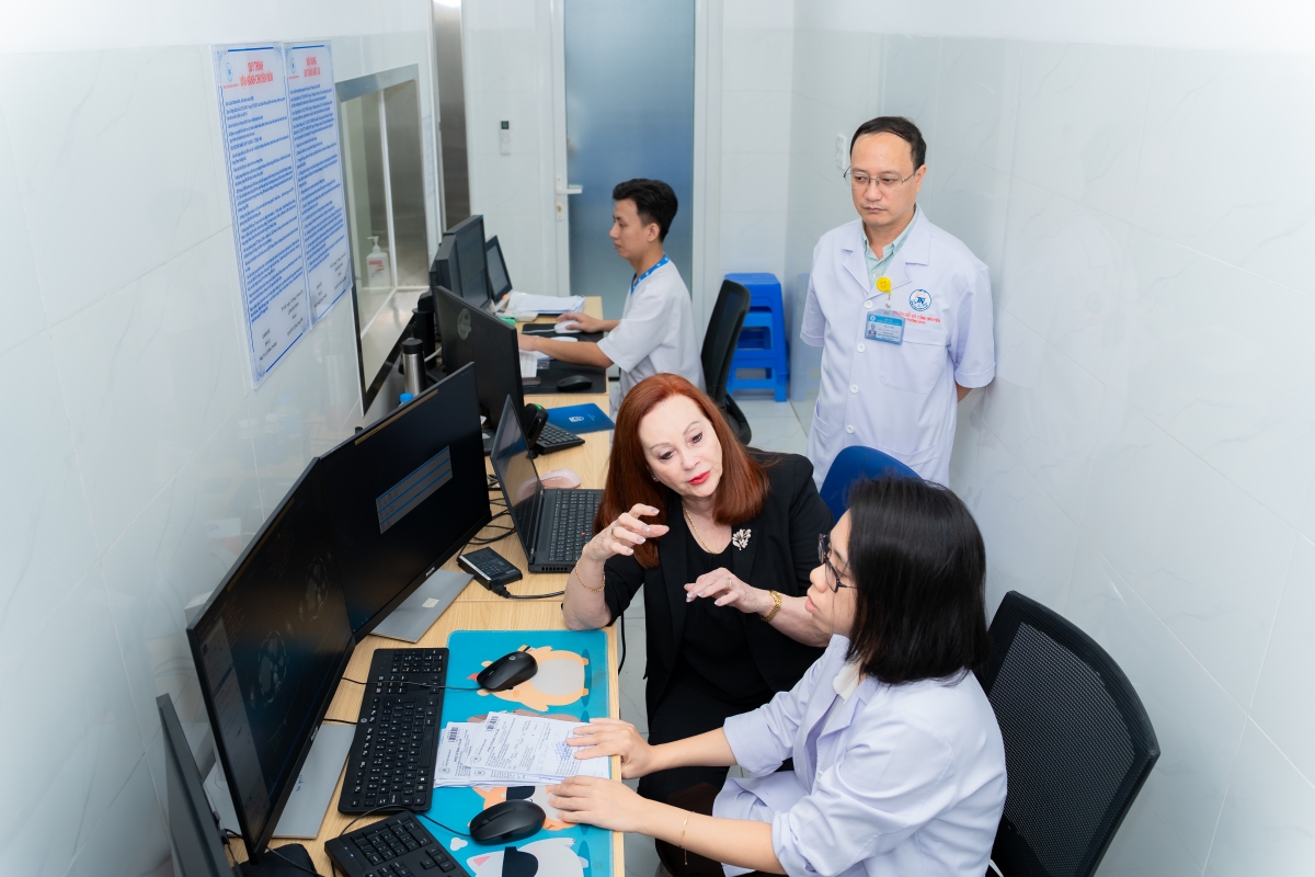 Chuyên gia trao đổi với nhân viên y tế tại khoa Chẩn đoán hình ảnh - Bệnh viện Thống Nhất.