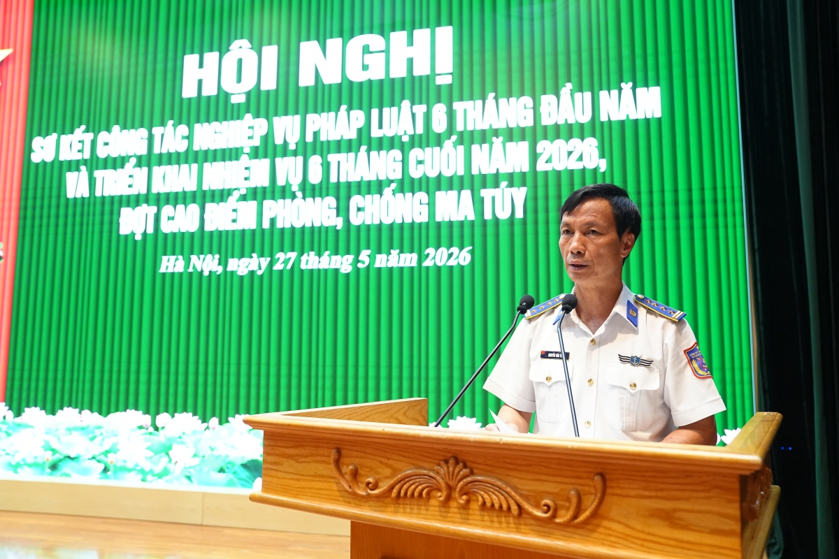 Đại tá Nguyễn Văn Thiện, Cục trưởng Cục Nghiệp vụ và Pháp luật Cảnh sát biển báo cáo sơ kết tại Hội nghị