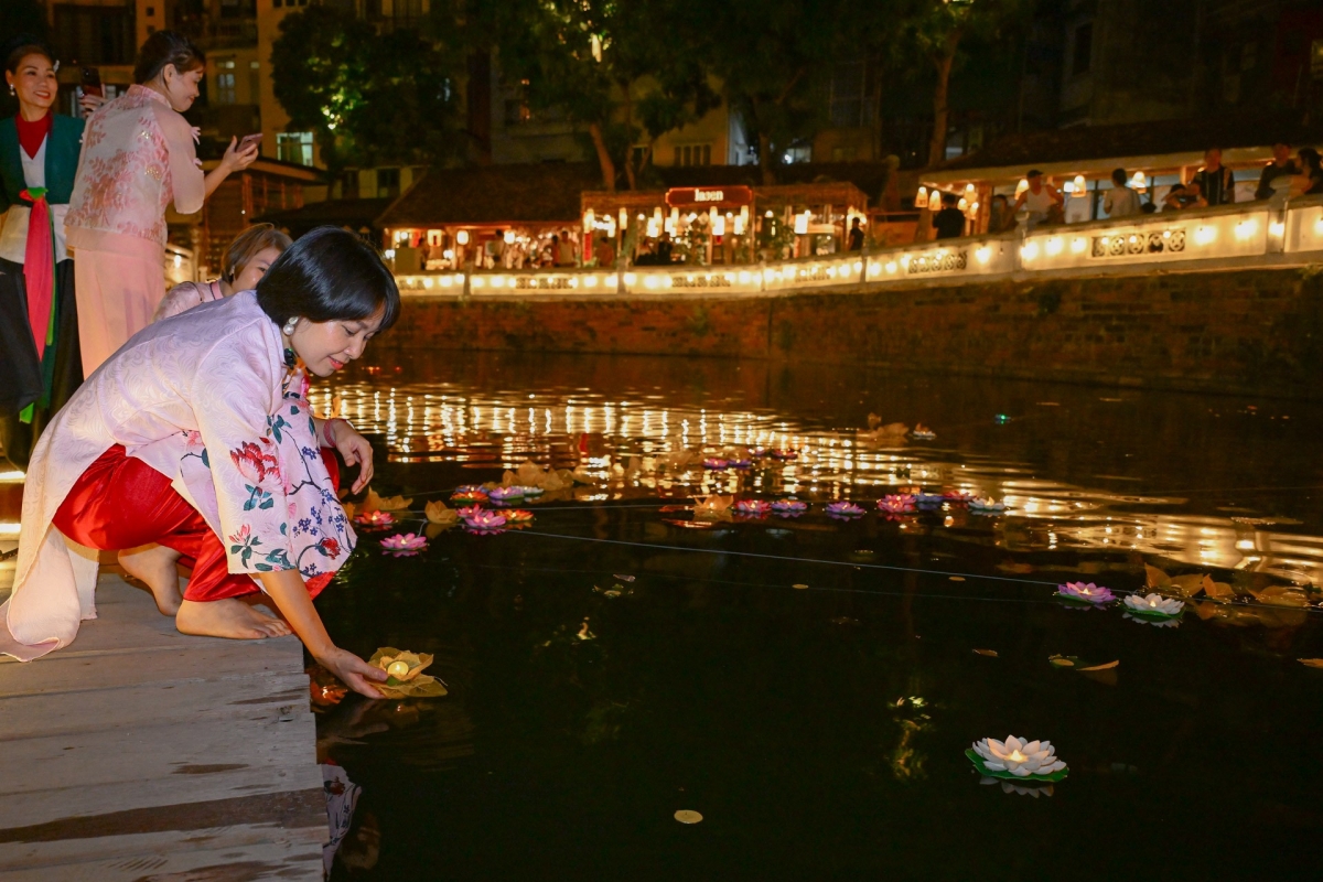 Du khách thư thái thả những ngọn đèn hoa đăng mang theo ước nguyện của bản thân (Ảnh: Bảo Long)