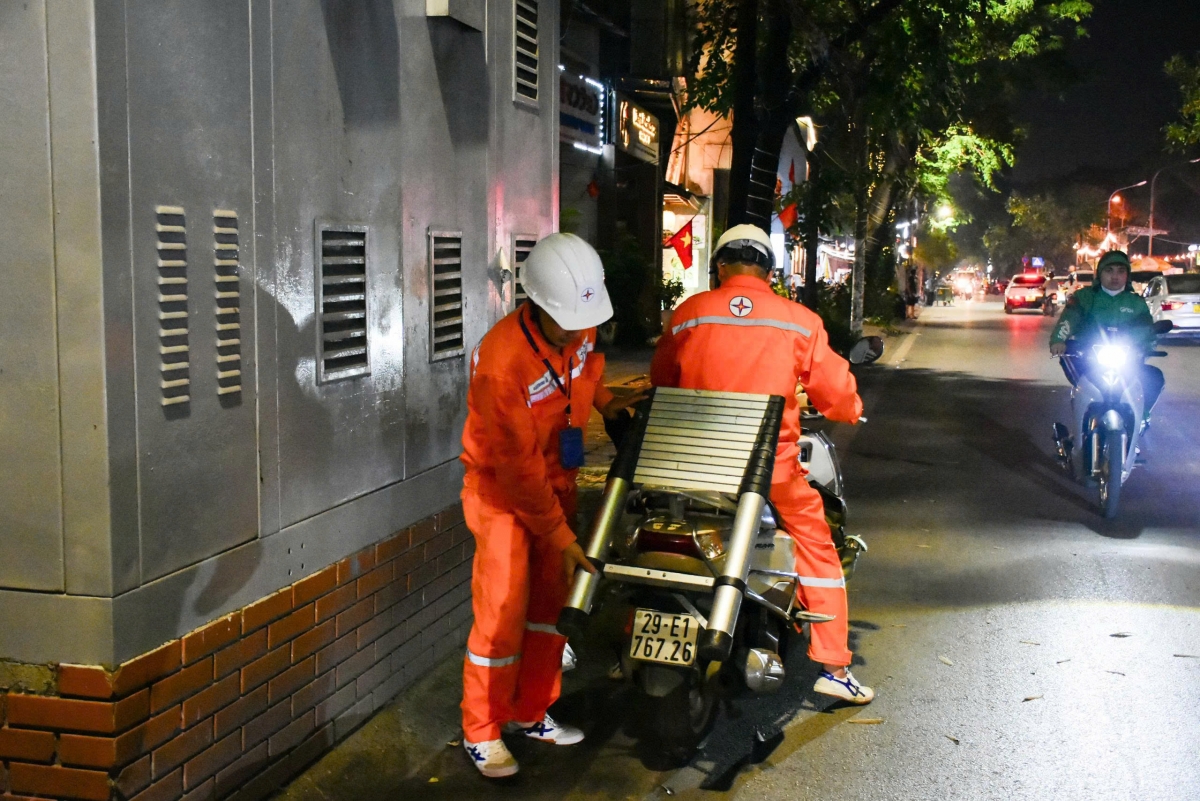 EVNHN tăng cường ứng trực 24/24h, kiểm tra lưới điện tại các khu vực phụ tải tăng cao, chuẩn bị đầy đủ nhân lực, phương tiện, vật tư thiết bị và sẵn sàng xử lý nhanh các tình huống phát sinh.