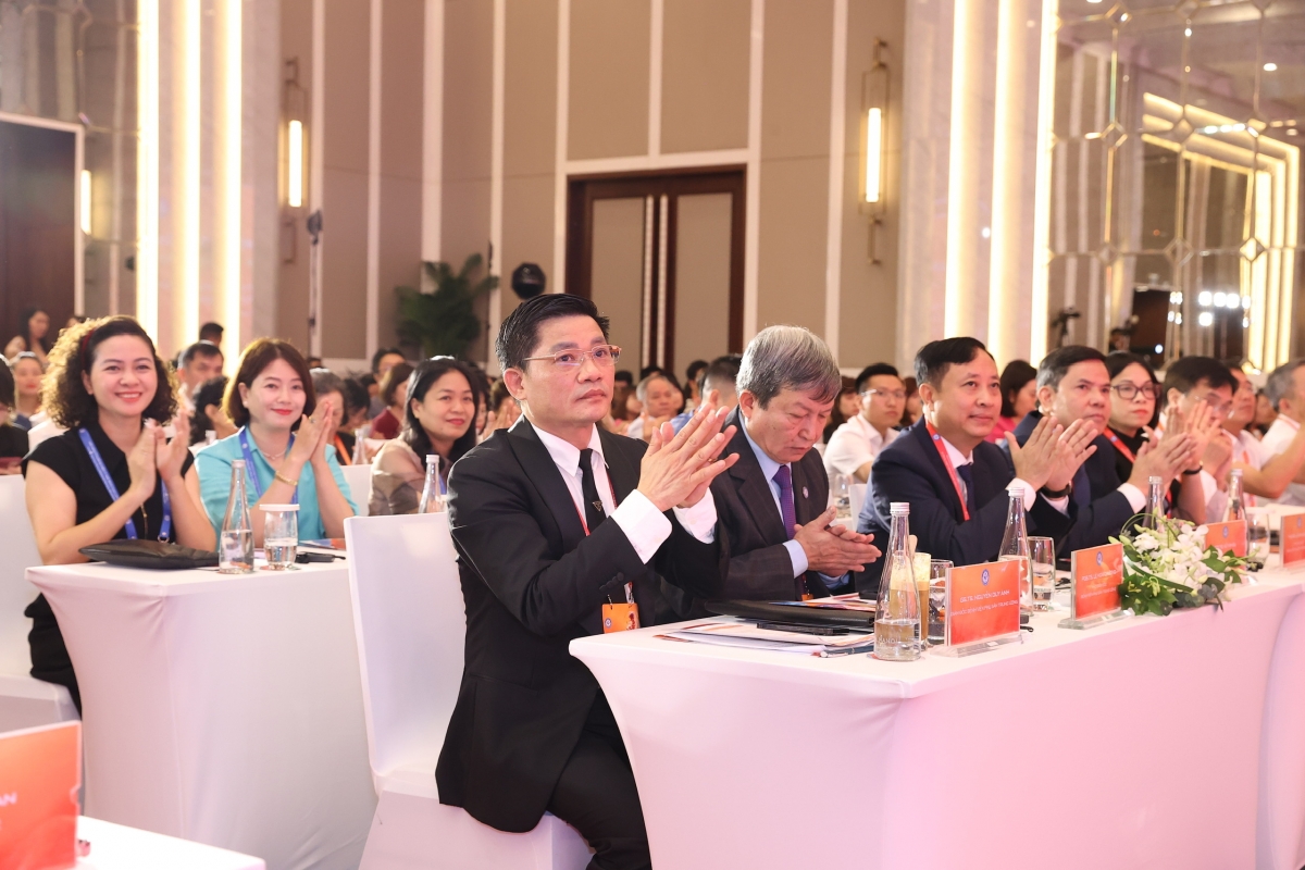 GS.TS.BS Nguyễn Duy Ánh, Giám đốc BV Phụ sản Trung ương (ngồi đầu bàn) cùng các đại biểu dự Hội nghị thường niên Y học bào thai lần thứ IV