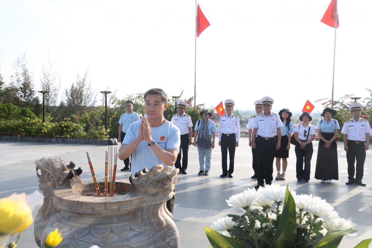 GS.TS.BS Trần Văn Thuấn, Thứ trưởng Bộ Y tế dâng hương tưởng niệm các anh hùng liệt sĩ đã hy sinh vì chủ quyền biển đảo.