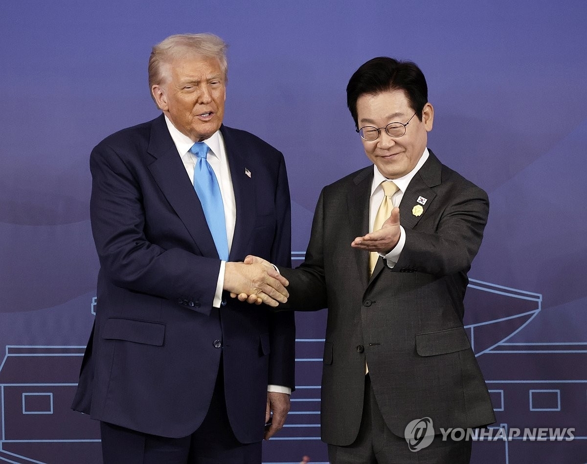 Hai nhà lãnh đạo Mỹ và Hàn Quốc gặp gỡ tại Gyeongju chiều 29-10-2025 (ảnh Yonhap News)