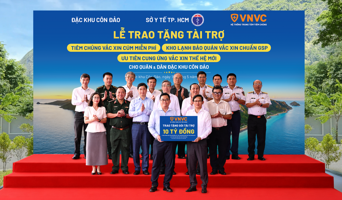 Ông Nguyễn Phước Lộc - Ủy viên Ban Chấp hành Trung ương Đảng, Phó Bí thư Thành ủy, Chủ tịch Ủy ban MTTQ Việt Nam TP.HCM; TS.BS Huỳnh Minh Chín - Phó Giám đốc Sở Y tế TP.HCM; ông Lê Hoàng Hải - Bí thư Đảng ủy Đặc khu, Chủ tịch HĐND Đặc khu Côn Đảo cùng đại diện các sở, ban, ngành, lực lượng cảnh sát biển và đông đảo nhân dân địa phương chứng kiến Lễ trao tặng Gói tài trợ của VNVC tại Đặc khu Côn Đảo.