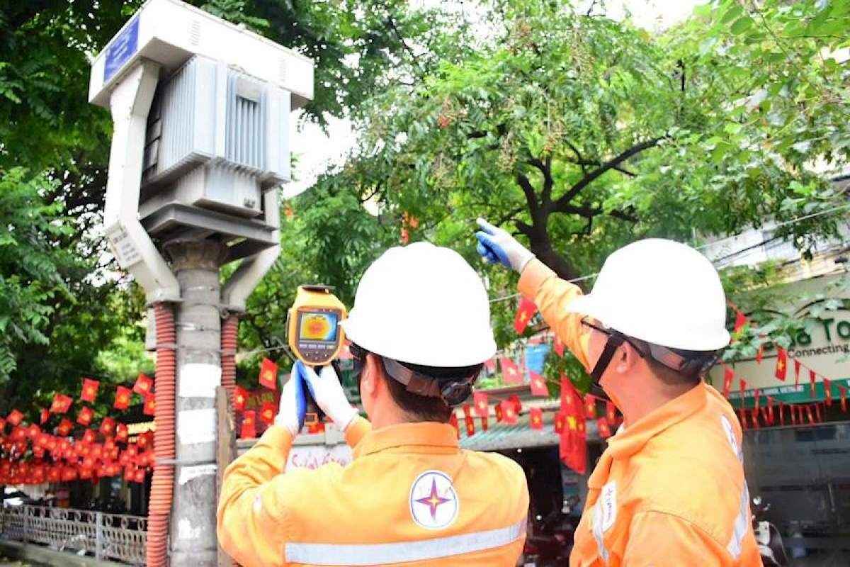 EVHANOI tăng cường ứng dụng trực tuyến 24/24h, kiểm tra mạng lưới điện tại các khu vực phụ tải tăng cao