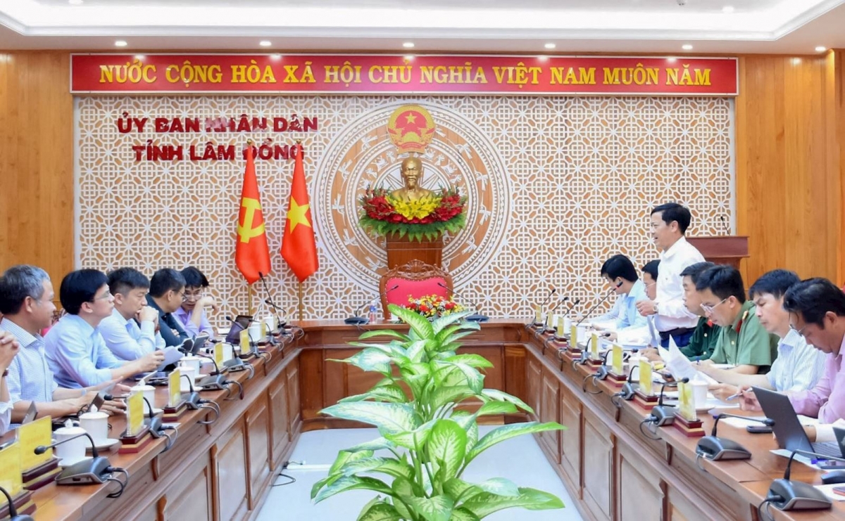 EVNGENCO1 làm việc với UBND tỉnh Lâm Đồng, đề xuất đầu tư các dự án điện mặt trời nổi trên hồ thủy điện tại địa phương. Các dự án được kỳ vọng góp phần khai thác hiệu quả hạ tầng hồ chứa hiện hữu, bổ sung nguồn điện sạch cho hệ thống điện quốc gia và thúc đẩy phát triển năng lượng xanh theo định hướng QH điện VIII điều chỉnh.
