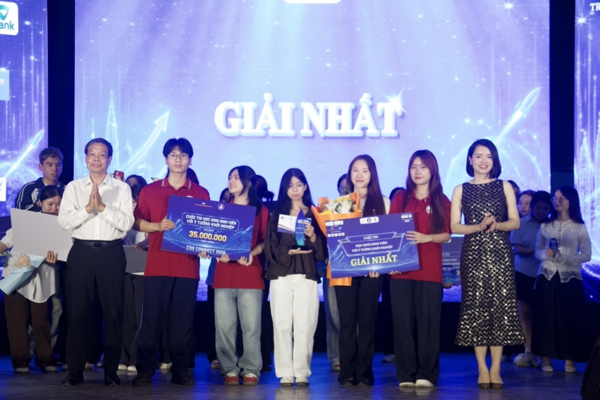 Ban Tổ chức trao giải Nhất cuộc thi “Sinh viên với ý tưởng khởi nghiệp” năm 2026