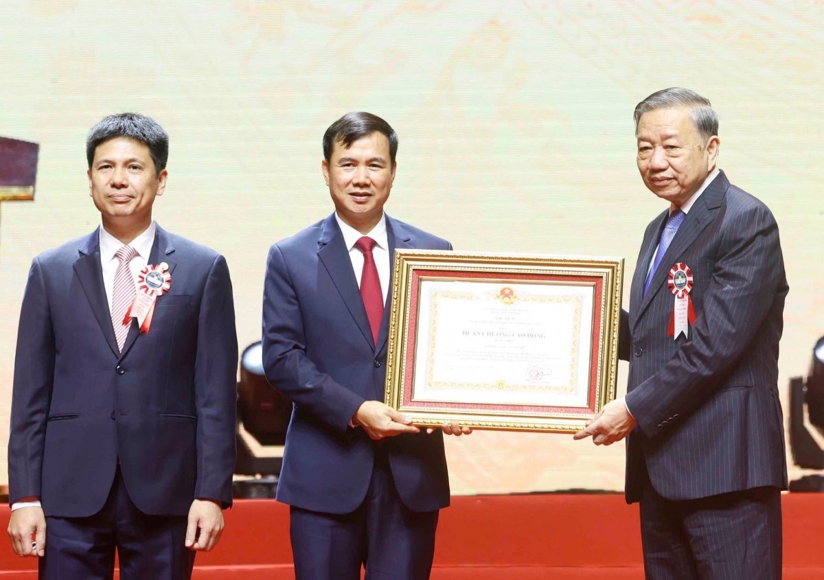 Tổng Bí thư, Chủ tịch nước Tô Lâm trao Huân chương Lao động hạng nhất cho Đại Học Quốc gia Hà Nội