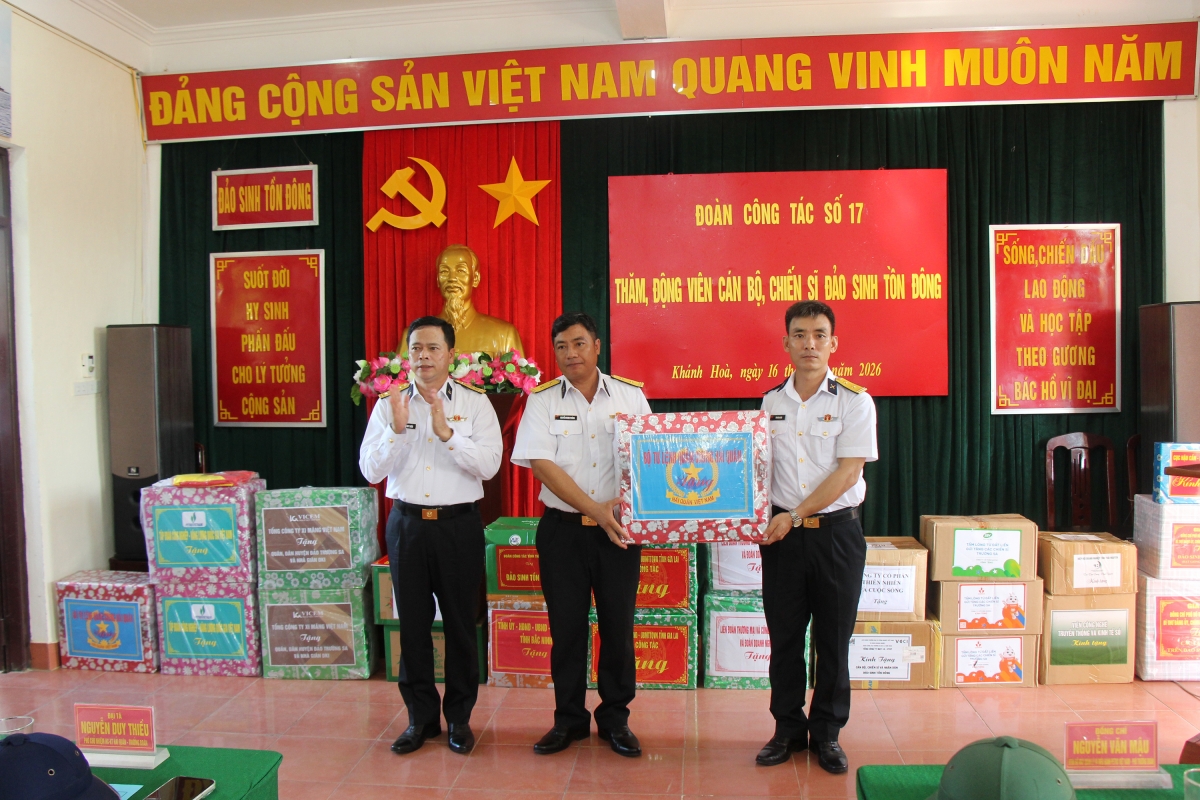 Đoàn công tác tặng nhiều món quà cho CBCS đảo Sinh Tồn Đông