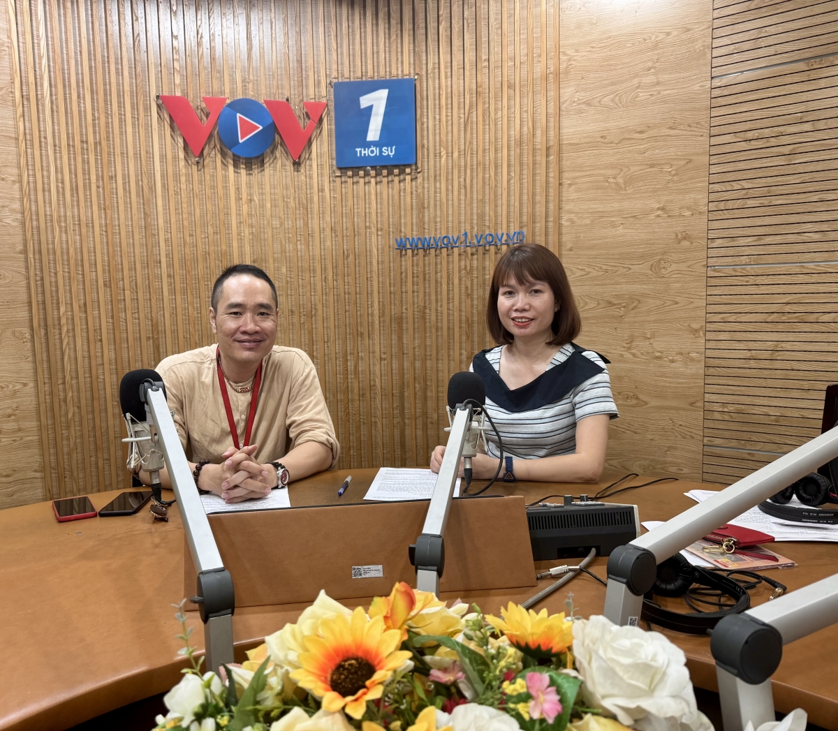 Biên tập viên Lê Thu và Nhà báo Nguyễn Mạnh Hà.