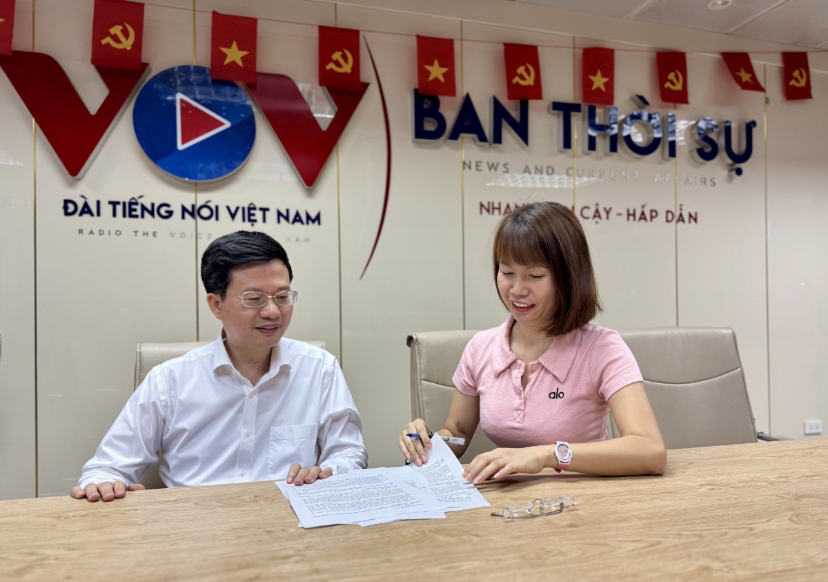 BTV Lê Thu và PGS.TS Đỗ Chí Nghĩa, Ủy viên Ủy ban Văn hóa – Xã hội của Quốc hội.