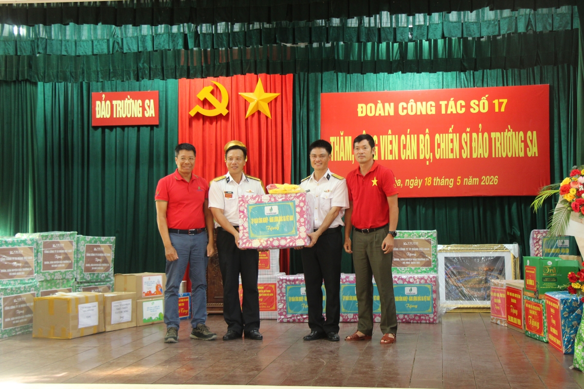 Đoàn công tác tặng nhiều món quà cho CBCS đảo Trường Sa