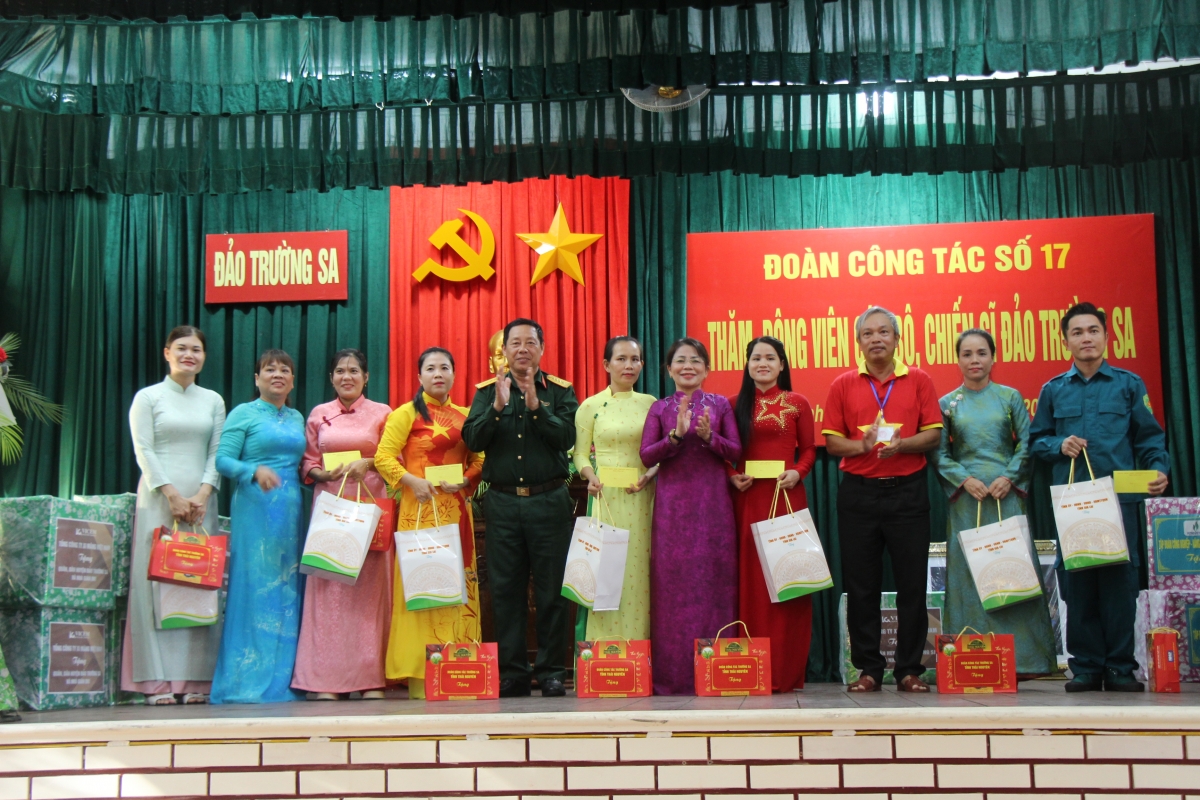 Đoàn công tác tặng quà cho các hộ dân trên đảo Trường Sa