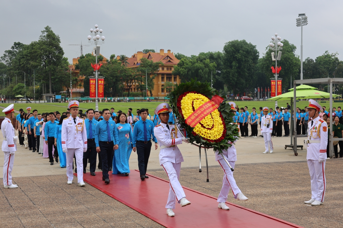 Đoàn đại biểu vào Lăng viếng Bác, dâng hương