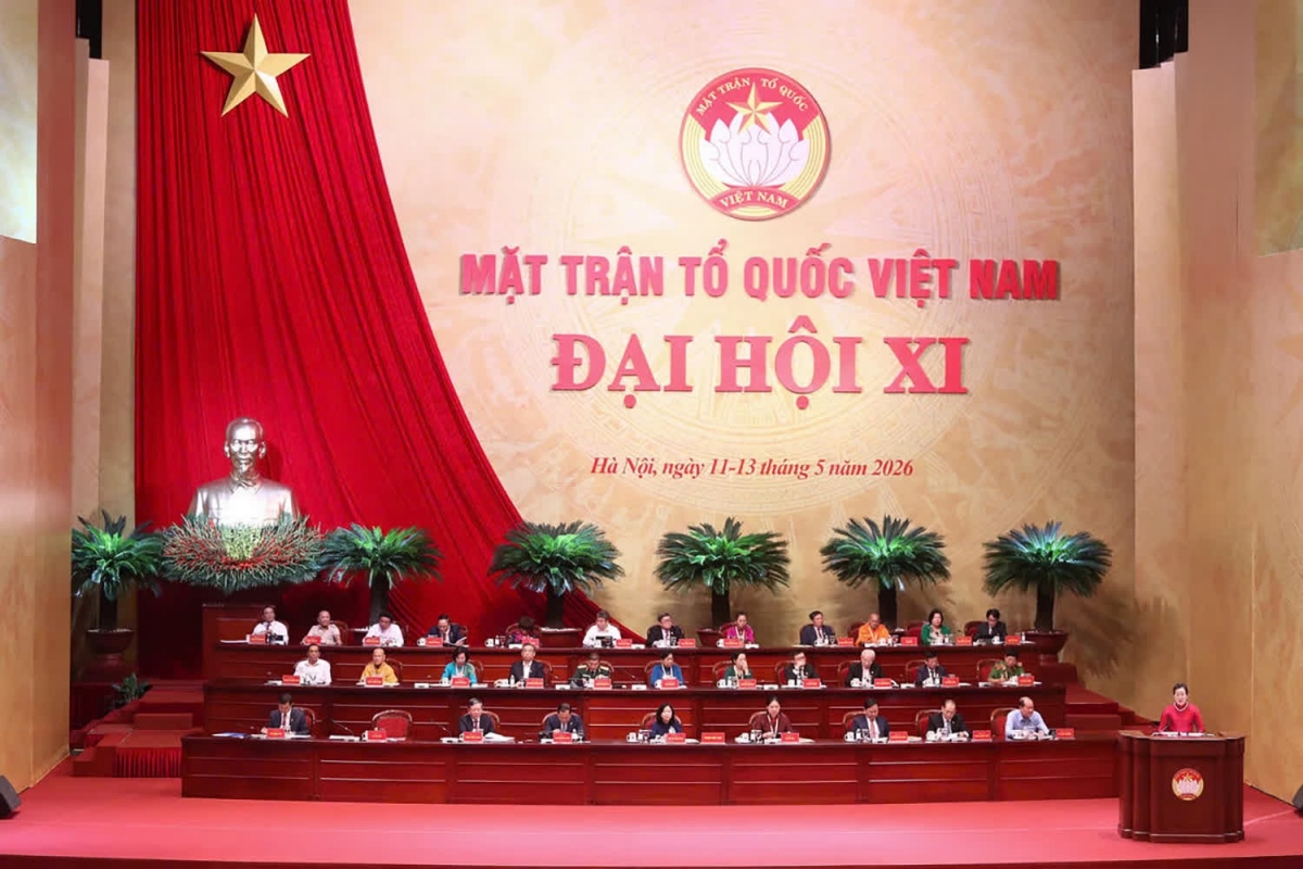 Đoàn Chủ tịch điều hành phiên làm việc thứ nhất của đại hội.