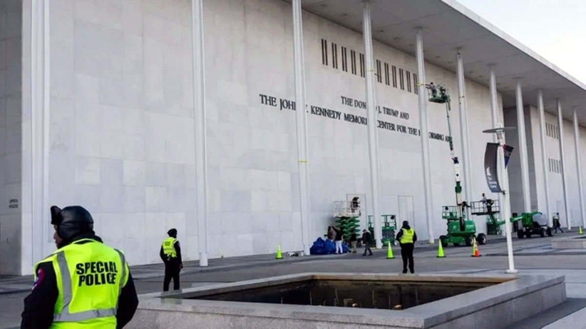 Các công nhân đang thêm tên của Tổng thống Donald Trump lên Trung tâm Kennedy 