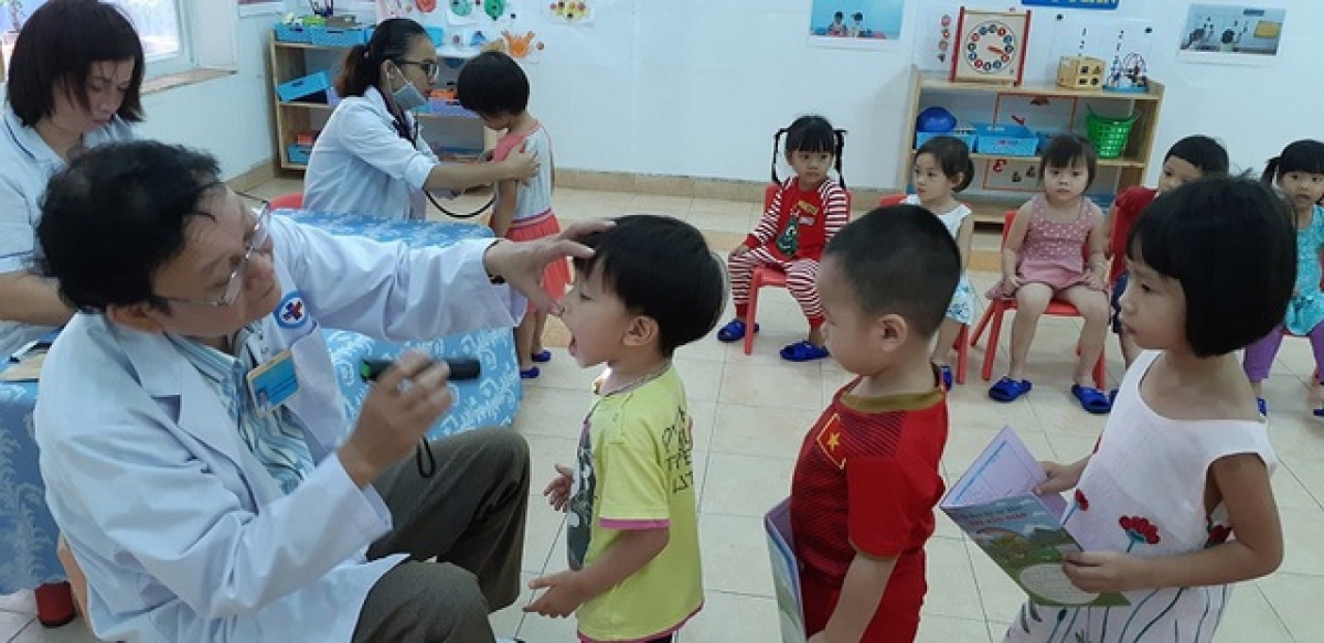 Các em nhỏ dưới 6 tuổi sẽ được thăm khám sức khỏe định kỳ miễn phí với nhiều chỉ số phát triển quan trọng