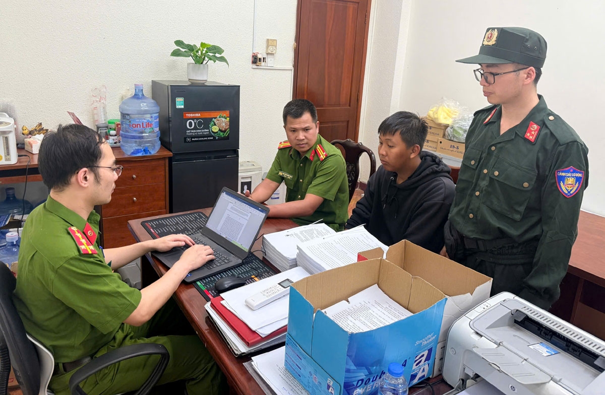 Lực lượng công an lấy lời khai các đối tượng để hoàn thiện hồ sơ.