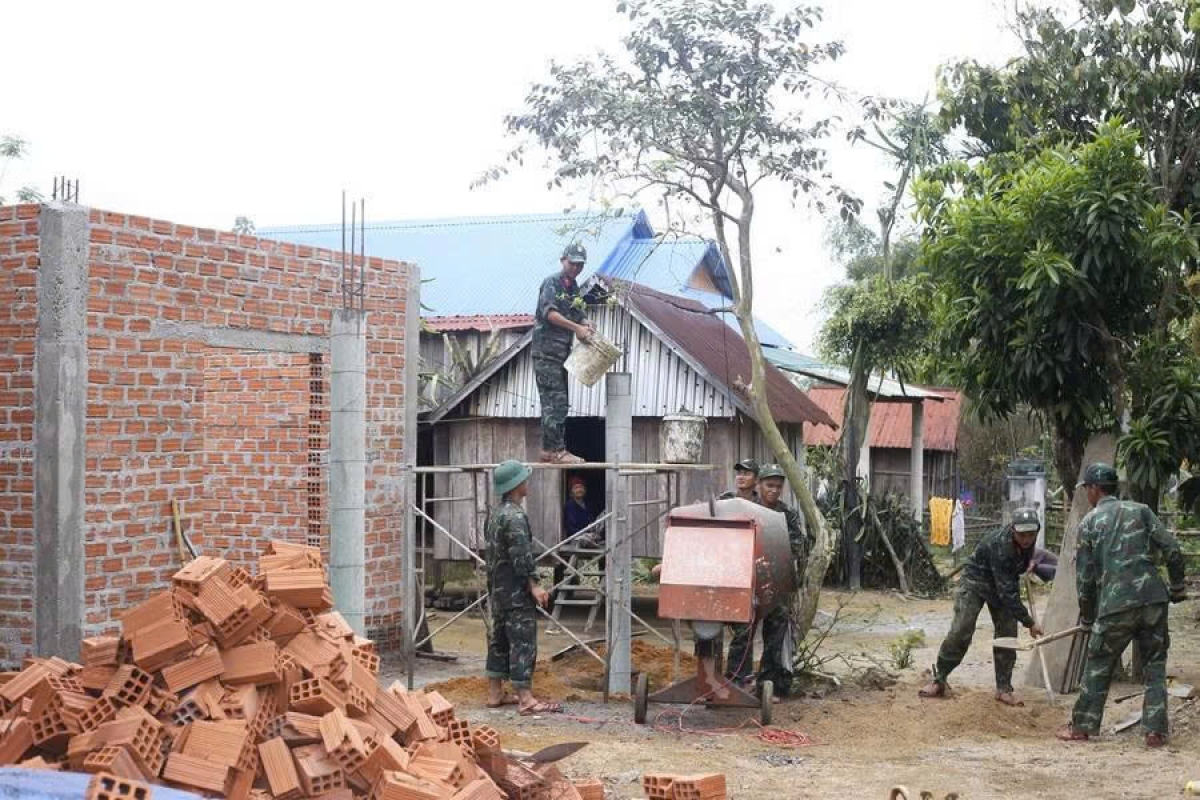 Lực lượng quân đội đã tham xây dựng nhà giúp nhân dân vùng lũ trong “Chiến dịch Quang Trung" tại Gia Lai nay tiếp tục được huy động để tham gia xây nhà cho các gia đình chính sách.