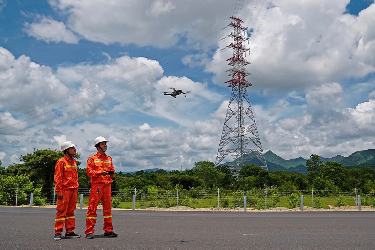 Lực lượng vận hành sử dụng Flycam kiểm tra thiết bị đường dây (ảnh Hoàng Việt)