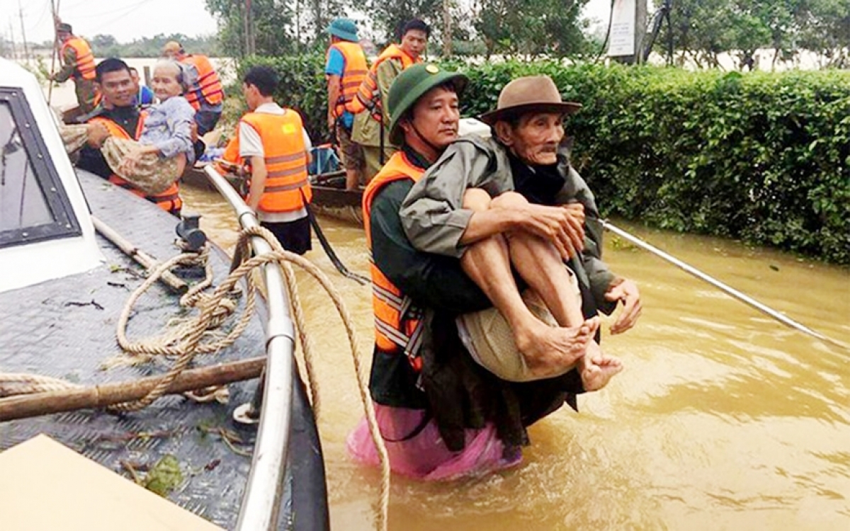 Bộ đội sơ tán dân vùng lũ 10/2020