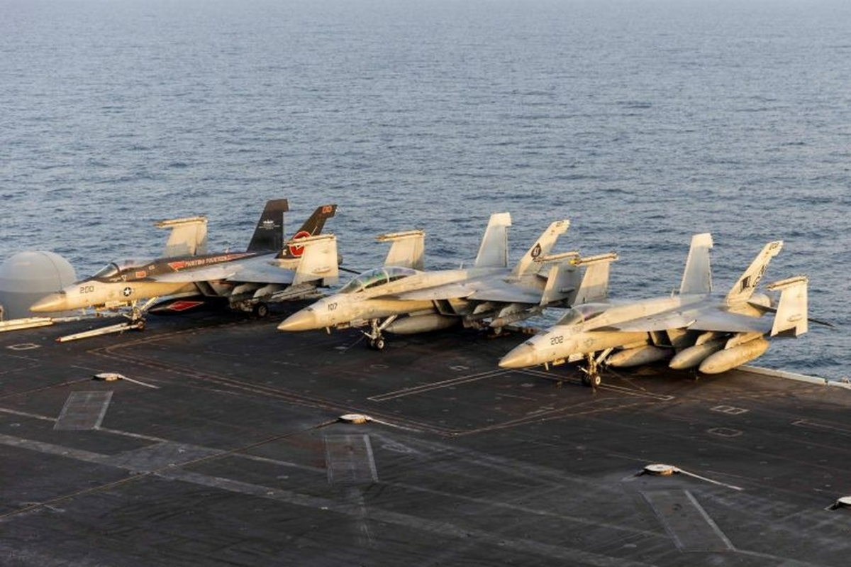 Máy bay của Hải quân Mỹ đậu trên boong tàu sân bay lớp Nimitz USS Abraham Lincoln để hỗ trợ cuộc không kích vào Iran (Ảnh: Al Jazeera).