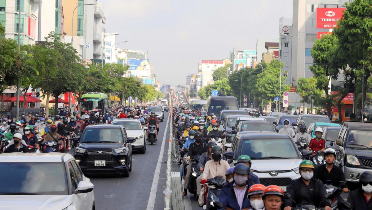 Mô hình làn đường đảo chiều linh hoạt trên đường Cộng Hòa bước đầu đã mang lại hiệu quả. (Ảnh: H.K)