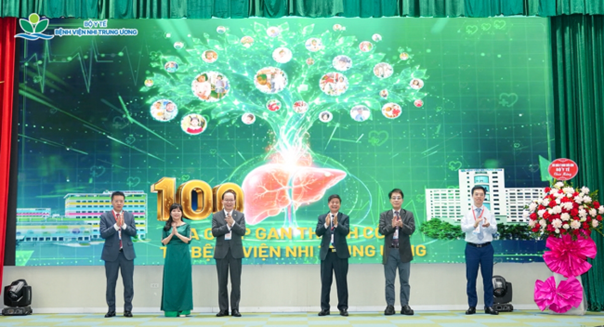 Các đại biểu cùng thực hiện nghi thức thắp sáng “Cây sự sống” – biểu tượng của hành trình hồi sinh và tiếp nối sự sống cho trẻ em