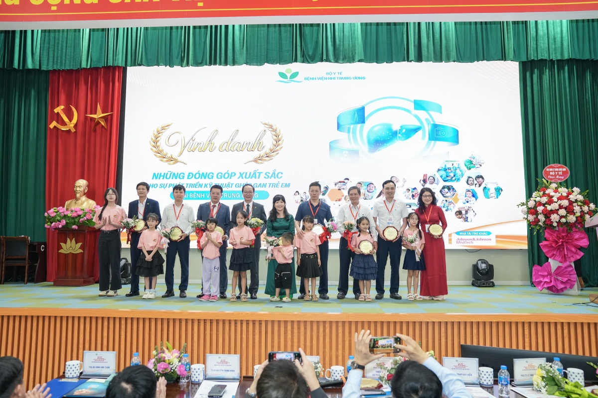 Các y bác sĩ trực tiếp thực hiện và phát triển kỹ thuật ghép gan trẻ em được vinh danh tại chương trình