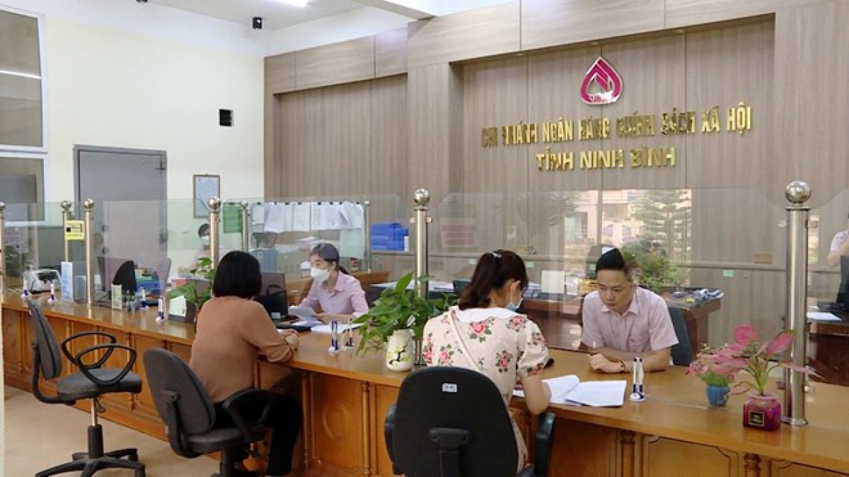 Cán bộ Ngân hàng Chính sách xã hội hướng dẫn người dân làm các thủ tục để tiếp cận với nguồn vốn 