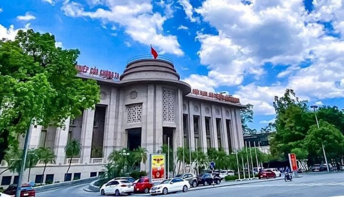 Ngân hàng Nhà nước siết kỷ luật thị trường tiền tệ, quyết tâm giảm lãi suất, hỗ trợ tăng trưởng kinh tế.