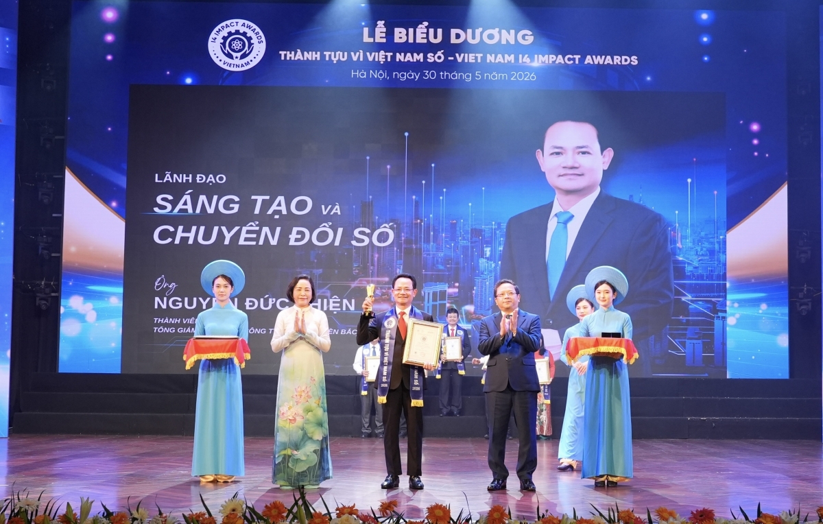 Bà Nguyễn Thị Thanh, Ủy viên Trung ương Đảng, Phó Chủ tịch Quốc hội khóa XVI và ông Nguyễn Đức Hiển, Phó Trưởng Ban Chính sách, Chiến lược Trung ương trao giải thưởng “Lãnh đạo Sáng tạo và Chuyển đổi số” trong Chương trình Biểu dương Thành tựu tác động vì Việt Nam số - Viet Nam I4 Impact Awards 2026 cho ông Nguyễn Đức Thiện, Tổng Giám đốc EVNNPC
